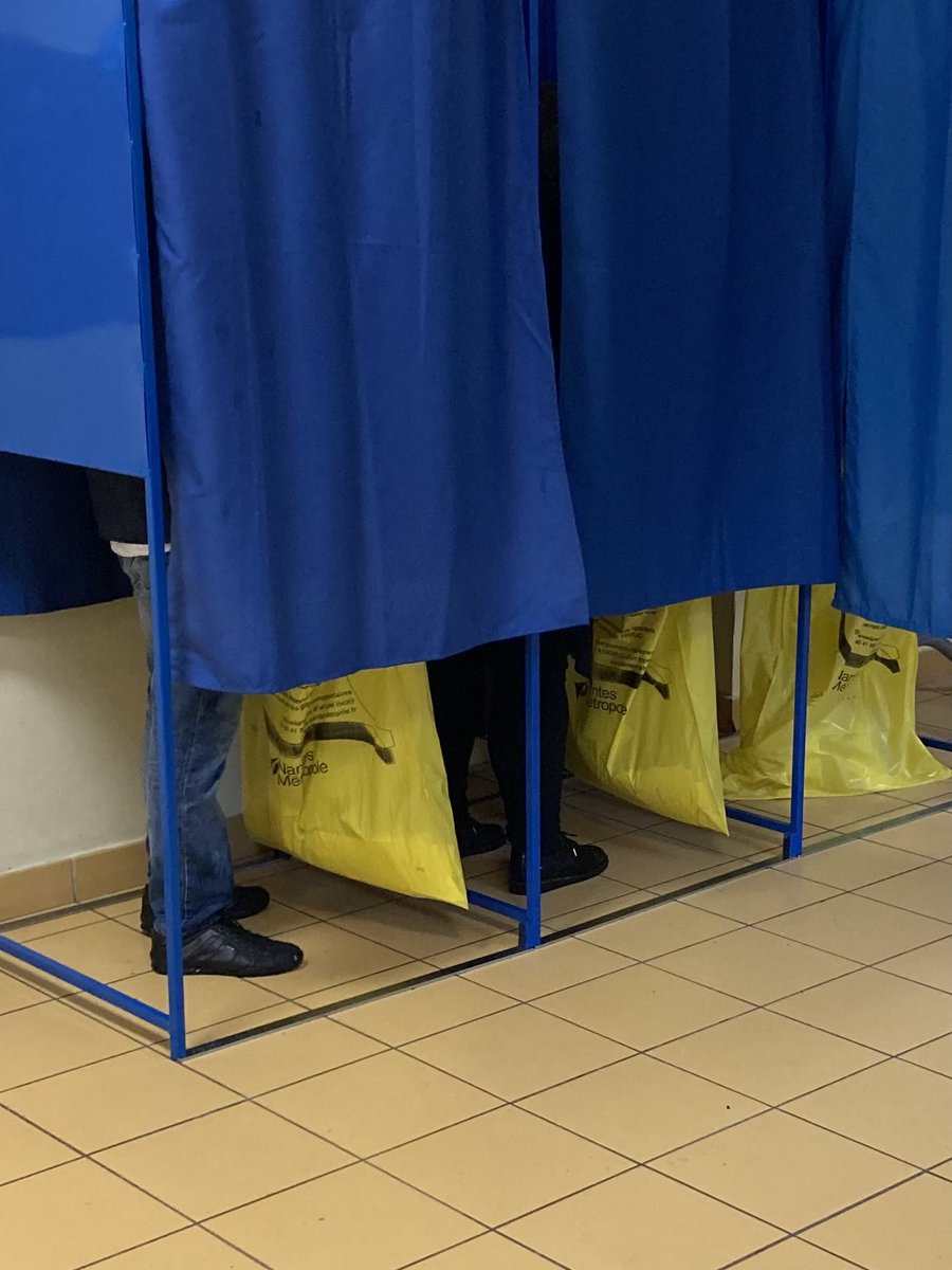 Bureau de vote inondé à Nantes mais les amoureux de la démocratie arrivent encore 🙏