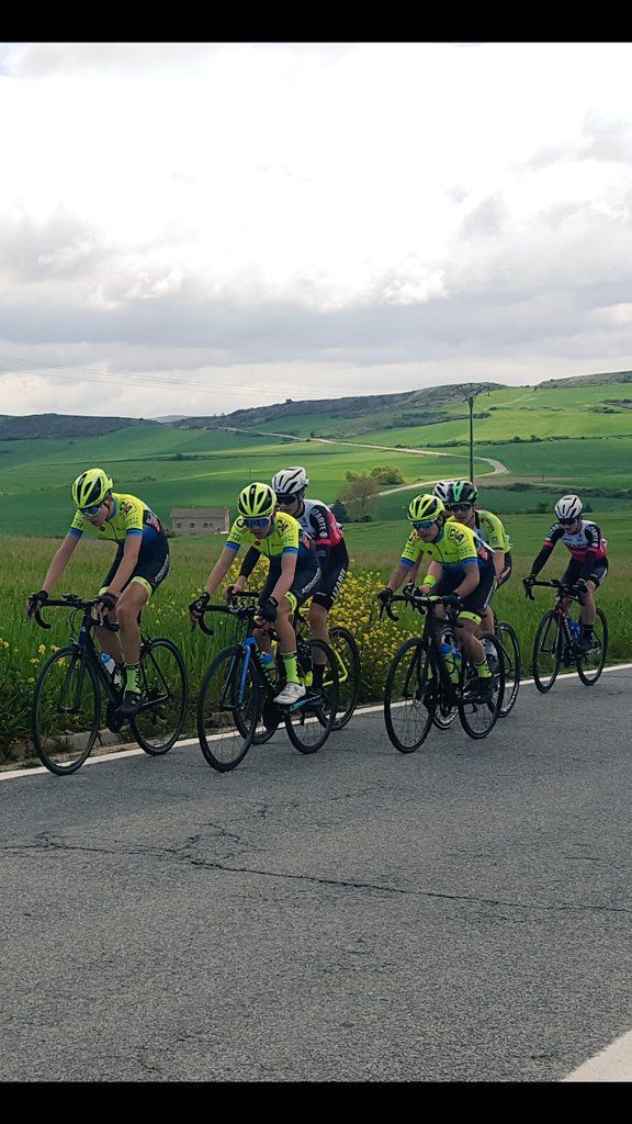 unaii_04's tweet photo. Carrera en Estella 🏁
Buenas piernas, nos conseguimos meter en la escapada buena junto a dos compañeros más del equipo.
Ganando la clasificación por equipos, la montaña y un 2°,3°y5° puesto.@cchegotarrak https://t.co/I3GvVFBcXP