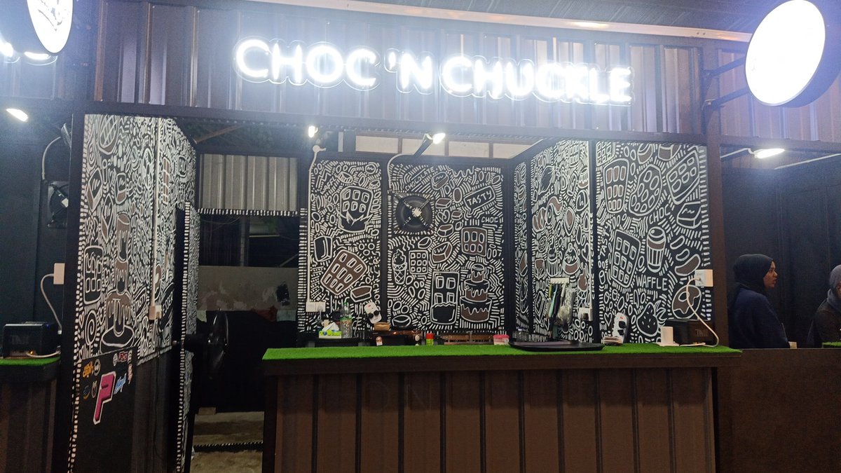 Sini boleh tengok bola mat! @Homebois Pitstop ! Mari lah kitaaa ❤ Doodle Choc n Chuckle! ♥