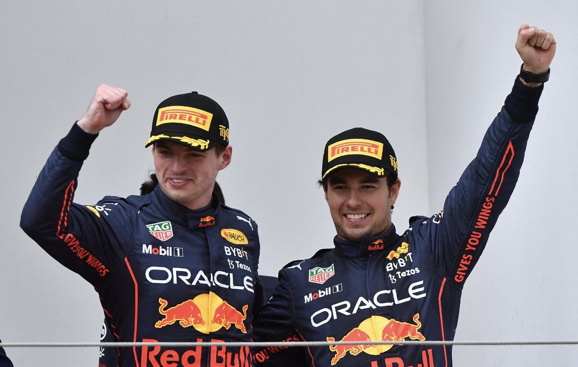 Podyuma birlikte çıkmak.. Kral hareket 👑 👏🏻 👑 #RedBull