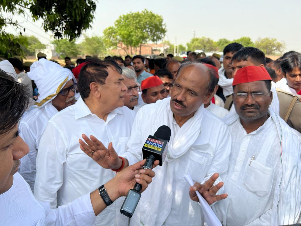 samajwadiparty's tweet photo. माननीय राष्ट्रीय अध्यक्ष श्री अखिलेश यादव जी के निर्देश पर प्रयागराज में हुए सामूहिक हत्याकांड के पीड़ित परिजनों से संवेदना प्रकट करने उनके घर पहुंचा सपा प्रतिनिधिमंडल। 

हर संभव सहायता का दिया वचन। 

न्याय संघर्ष में पीड़ित परिवार के साथ खड़े हैं समाजवादी। https://t.co/3Cj2o5SynD