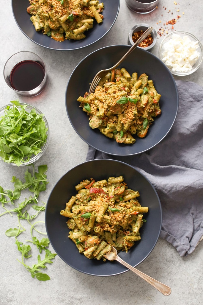Everyone needs an excellent back pocket pasta, and this deceptively simple recipe is sure to be a crowd-pleaser. Plus, you're going to want to put this pesto on EVERYTHING.  
domesticate-me.com/sausage-sun-dr…