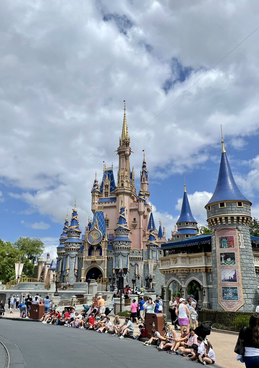 anysecondnowuk1's tweet image. Well. It’s our last full day and where better to spend it than Magic Kingdom. #DisneyWorld