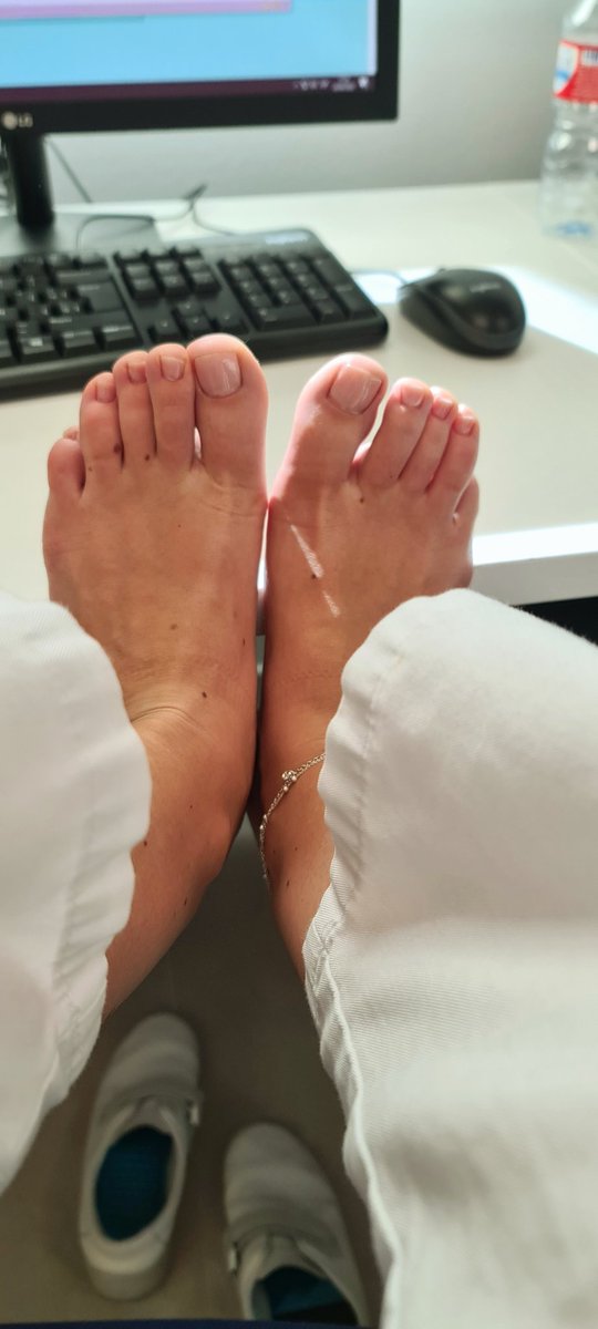 KatherineLoven's tweet photo. Am I the only one at work today?? 
#NurseLife #Feetgoddess #Feet #feetsniffing #feetworshi̇p #nurse #smellysoles #piernas #enfermera https://t.co/yMlnpRbmyf