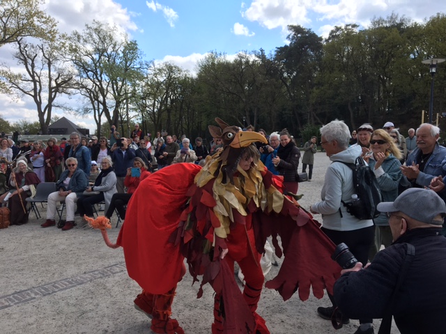 Stellingwarfs's tweet photo. Langkuierpad 'Stellingenpad' eupend - ok mit prissentaosie van de gids deur... gieniene minder as 'de Griffioen', 'faobeldier' van oonze gemientewaopens. Veul volk geneut - ok van de folky meziek. > https://t.co/qmvJYEWXaj
De foto toont oonze griffioen vlak veur de prissentaosie https://t.co/0CHxAobQE7