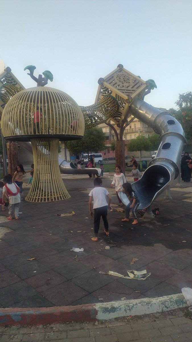 Urfa gibi bir yerde demirden yapmışlar eti mangala koyar gibi çocukları da parka getirmişler trajikomik 😂