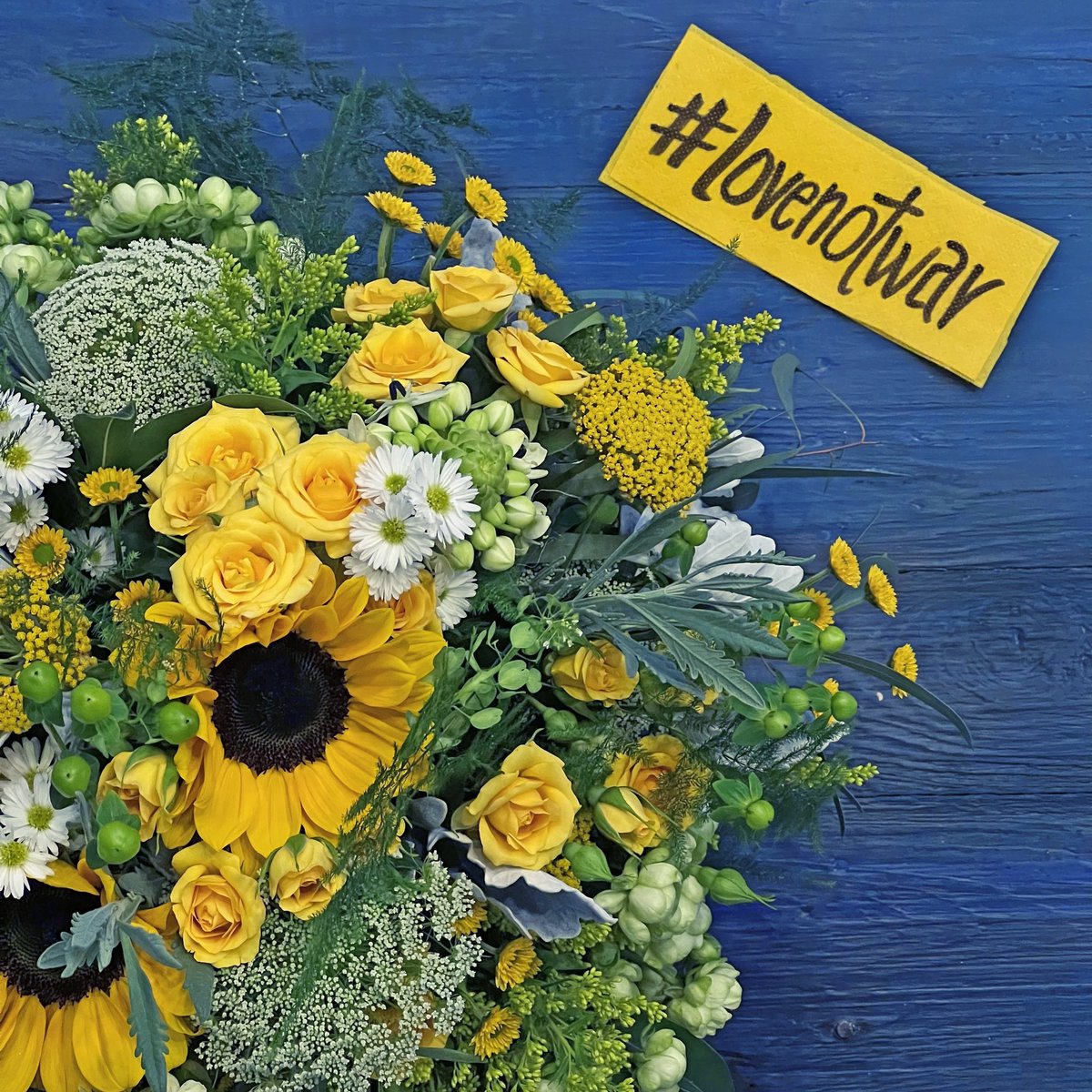 🕊Peace please #lovenotwar #heartofflowers #peace #peaceplease #simplewords #prayforukraine #ukraine #sayitwithflowers #bloemen