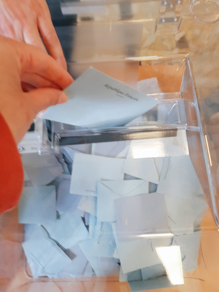 Cher Avno, travailleur étranger vivant en France et donc privé du droit de vote, c'est en ton nom que j'ai glissé ce bulletin dans l'urne contre l'extrême-droite. Merci à <a href="/altervotants/">Alter-votants</a> pour la mise en relation 🙏