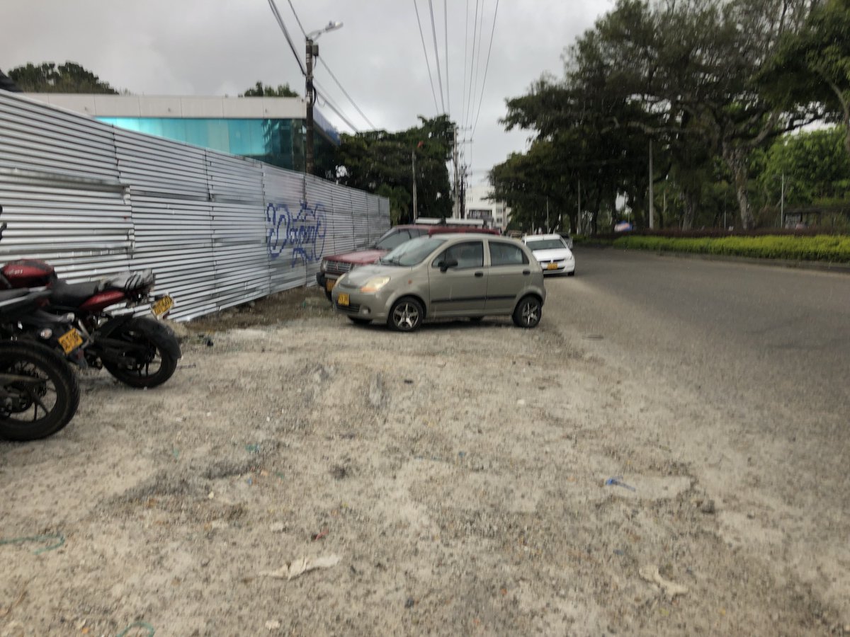 Hola <a href="/AndresHurtadoL/">Andrés Hurtado 🇱🇹</a> caminar por la Cra 5 ha vuelto muy desagradable desde ud es Alcalde. Entiendo que va a hacer su super proyecto pero mientras tanto se puede recoger la basura y no deje la gente parquear en el anden. No es mucho para pedir #Andenesparapeatones
@omchamat