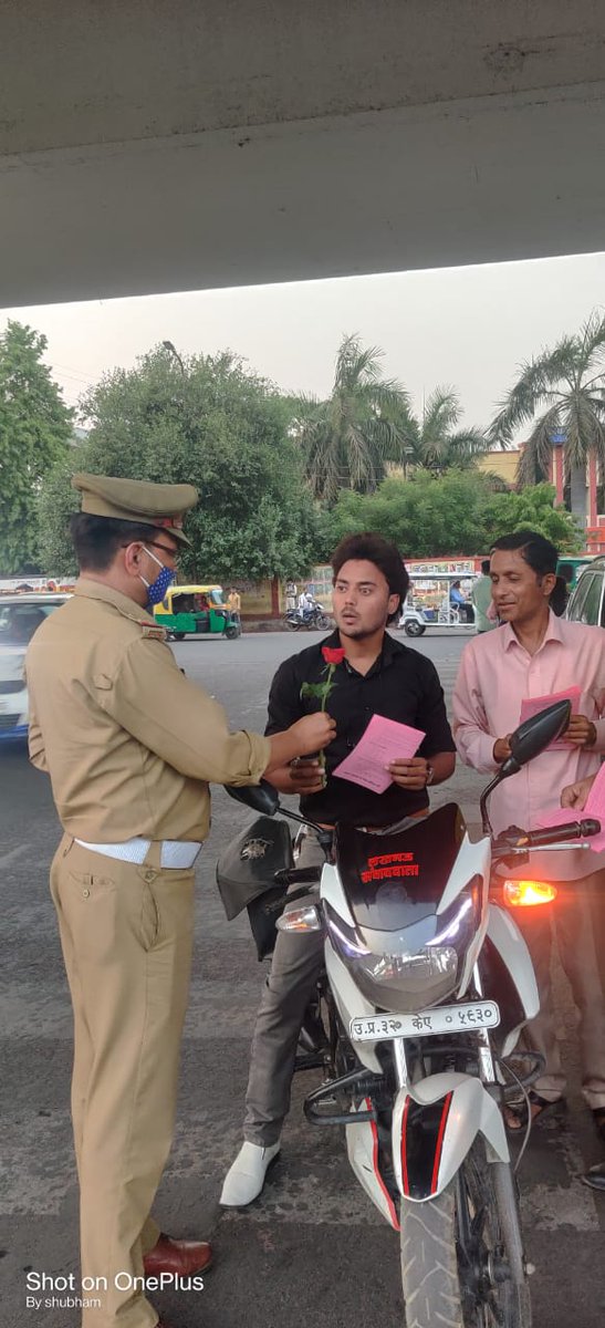 lucknowtraffic's tweet photo. पॉलीटेक्निक चौराहा पर राजाराम फाउंडेशन के साथ मिलकर @lucknowtraffic द्वारा चतुर्थ सड़क सुरक्षा सप्ताह के अंतर्गत अभियान चलाकर यातायात नियमों का उल्लंघन करने वालों को गुलाब का फूल एवं पेम्फ्लेट भेंट कर नियमों का पालन करने हेतु अनुरोध किया गया एवं यातायात नियमों का महत्व बताया गया। https://t.co/TzldSCEaHx