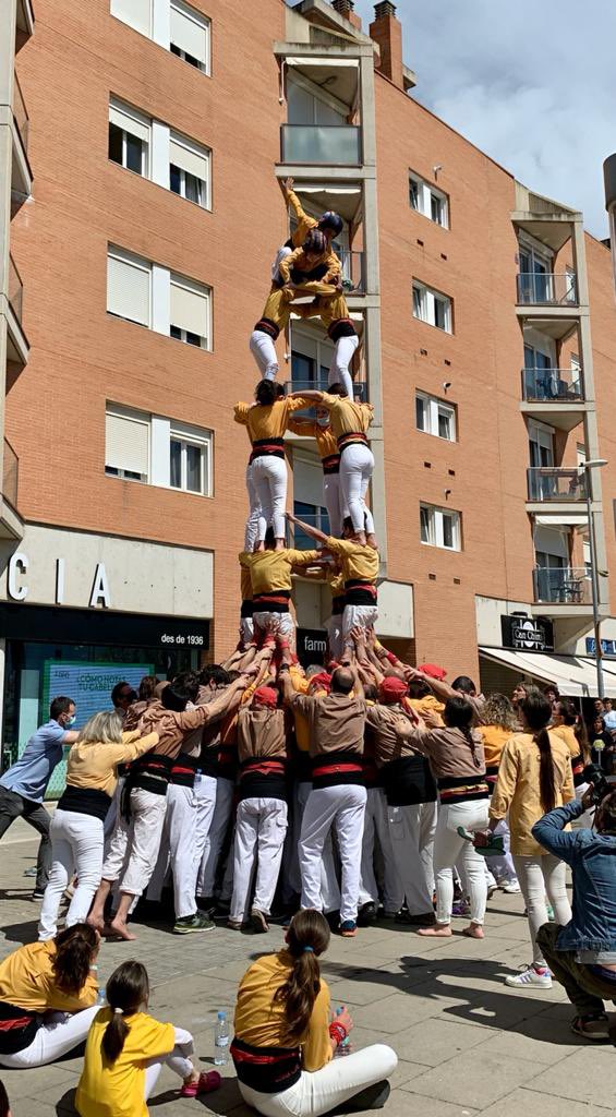 collamicaco's tweet photo. Després de 3 anys hem tornat a fer castells a #Montgat. Hem fet 3d6p, 4d6, 3d6 i pd4xb.
Un plaer tornar-hi i moltes gràcies a @Matossers per l’ajuda a pinyes i el bon ambient a plaça.
#castells #castellers #collamicaco https://t.co/BT8OuEACWg