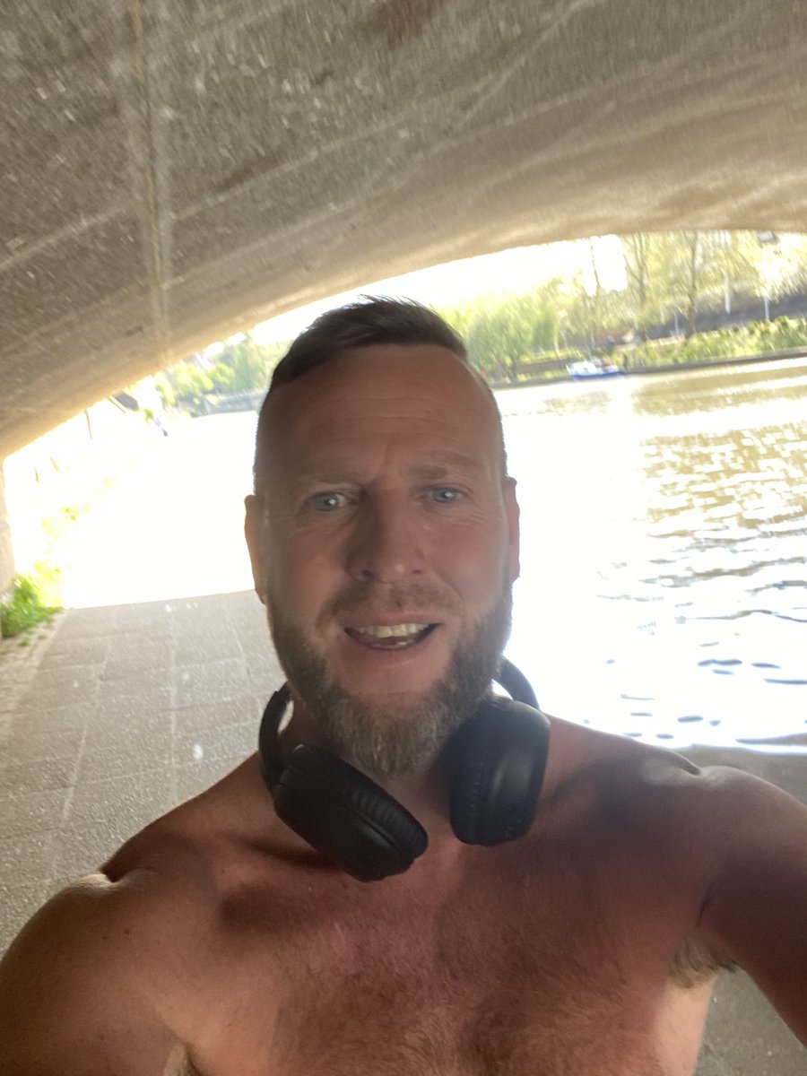 garywilkins1972's tweet photo. Motivation post: 21 marathons in 2022 hope to close April on 22 🤛#899km #114days #kneestrong✔️ #nomountainyet x           #☀️ #50thyear 🙏 https://t.co/B1pVFtmfK2