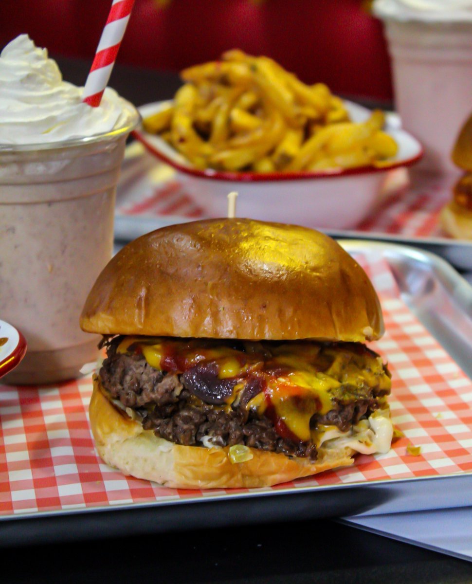 FatboyzDiner's tweet photo. Go double to end the weekend and grab our American double! 🤤  Double beef patty with American cheese, caramelised onions, lettuce, tomato all sauces up in a bun! 

#fatboyz #fatboyzdiner #greenstreet #hmc #halallondon #americandiner #americandouble #doublepatty #beefburger https://t.co/7ZbodNxW3u