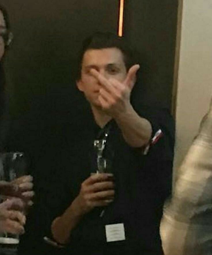 Me "expusieron" por colgado y por querer dejar un rol con el cual no me sentía cómodo, además por defender que hablaron mal del usser de alguien con quién tengo una trama, ya me da igual la vida voy a intentar responder dm y al mínimo inconveniente me voy de la cuenta. Gracias