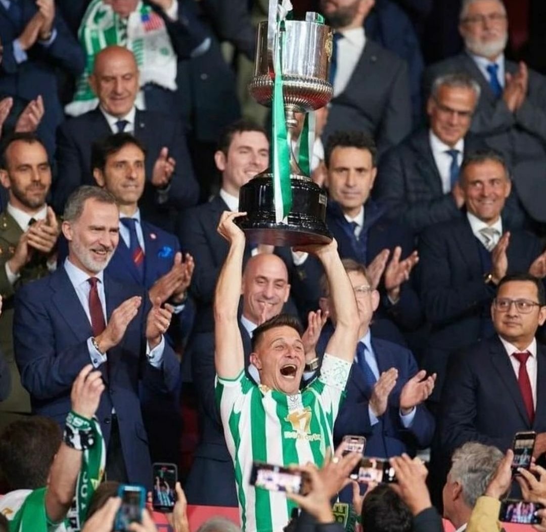 17 años después, a sus 40 años. En Sevilla, con su gente. Con su equipo, haciendo historia.
Indescriptible lo vivido ayer. Que bonito es ser del Betis. 💚🤍