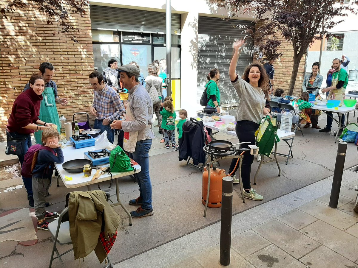 davidcadi's tweet photo. Èxit de participació a la 3a edició del concurs de truites de @30panxes a l'ecofesta de les #festesprimavera a #LaSagrera El concurs ha tornat per quedar-se. Ens veiem l'any que! @FesteslaSagrera https://t.co/y3Vjnsjsuk
