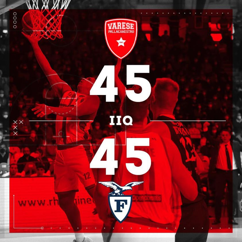 PallVarese's tweet photo. Perfetta parità a quota 4️⃣5️⃣ a metà gara 🔥 
#VarFBo #NoiSiamoVarese https://t.co/gQgKCNwPin