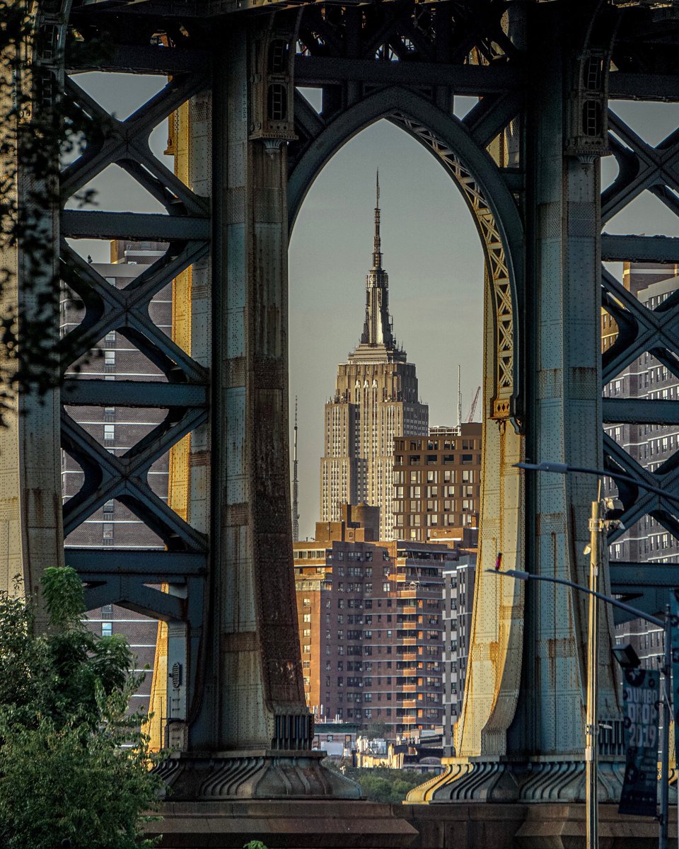 Framed 

.
.

 #NYC #NY1Pic #SonyAlpha  #photo #streetphotographer #photography #NewYorkCity #photooftheday   #NewYork #empirestatebuilding #ESBFan @EmpireStateBldg