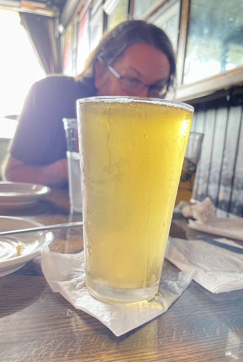 jalynn1976's tweet photo. The bartender just delivered this full beer without spilling a drop. #goals #fullpour https://t.co/ZdeT7vv3jp