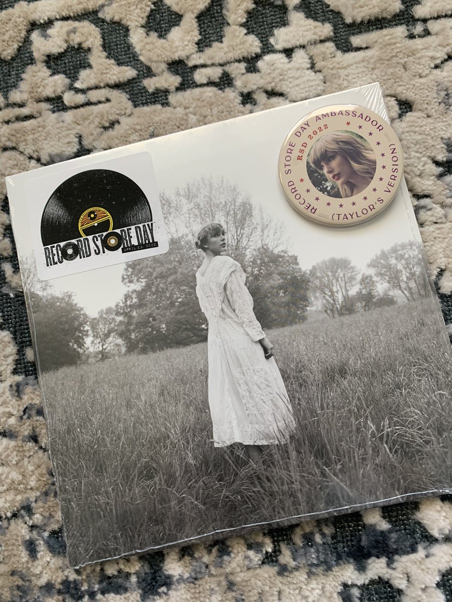 cascadeocean's tweet photo. 🤍 I’m GIVING AWAY my extra RSD Pin!! Open globally - like this tweet, RT, follow me and reply with your favorite song off of folklore 🌿 https://t.co/qncQpyg5QH