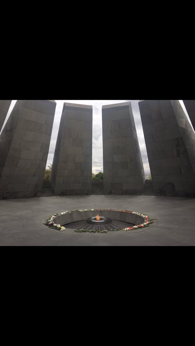 Hoy se conmemora el genocidio armenio llevado adelante por los turcos.Sucedió hace más de un siglo y Turquía sigue sin reconocer sus crímenes. Ayer su canciller hizo un gesto de odio frente a miembros de la colectividad armenia de Uruguay. ¿Se puede tolerar algo así por un TLC?