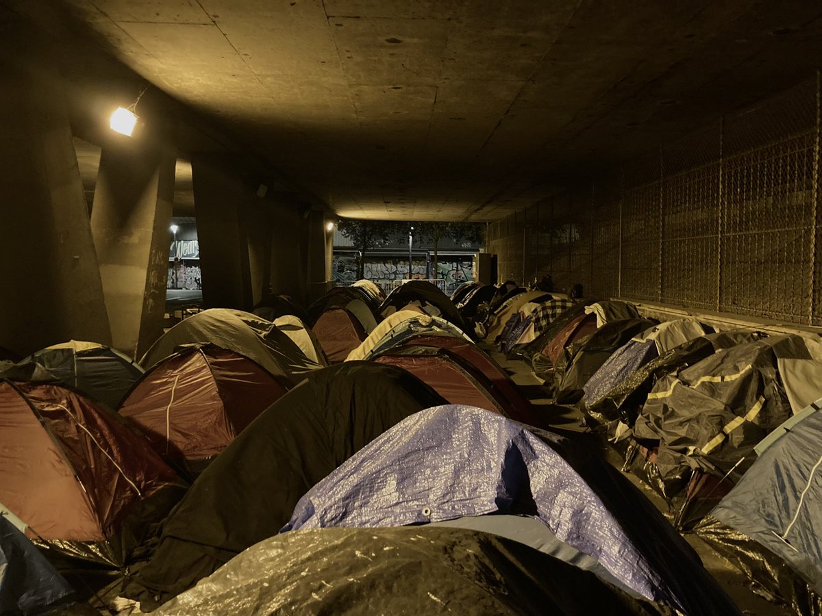 Ce soir, des dizaines de jeunes arrivés en France sans leurs parents passent la nuit sous un pont de Paris. Demain la police viendra les réveiller à 5h du matin. La maltraitance institutionnelle doit s’arrêter immédiatement.