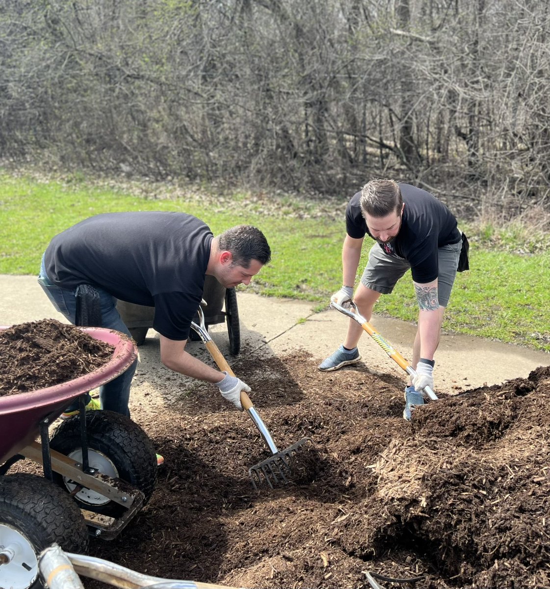 mobile_mile's tweet photo. T-Mobile may be Magenta, but we do go green! #EarthDay #cleanearth #trees #TMobile #EarthDay2022 #chicago #keeptheparkclean https://t.co/9GTdUyEXry