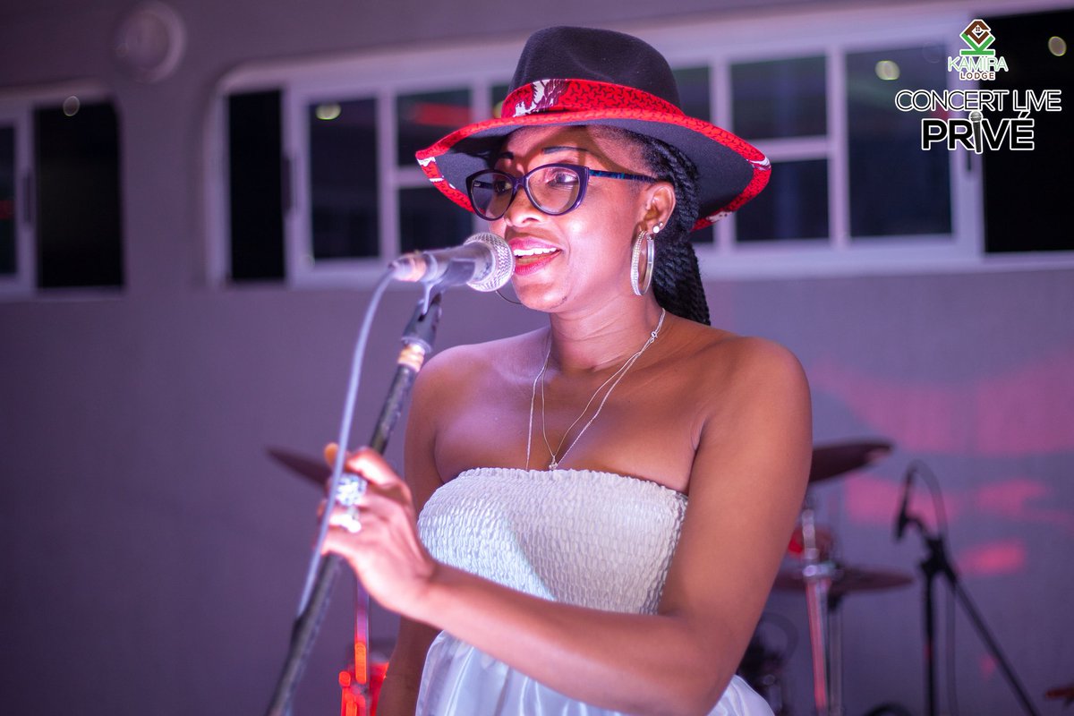 kamiralodge's tweet photo. #ConcertPrivéKL

OTOUFO sur scène a renoué avec les racines des terres qui l'ont vu naître et grandir.

En  Ifè ou Akposso elle a offert un voyage mélodieux où se mêlent #nostalgie #authenticité...

Nous l'avons baptisé "La douce voix des Plateaux" 🫡
#TgTwittos https://t.co/zgO1ZrJFHa