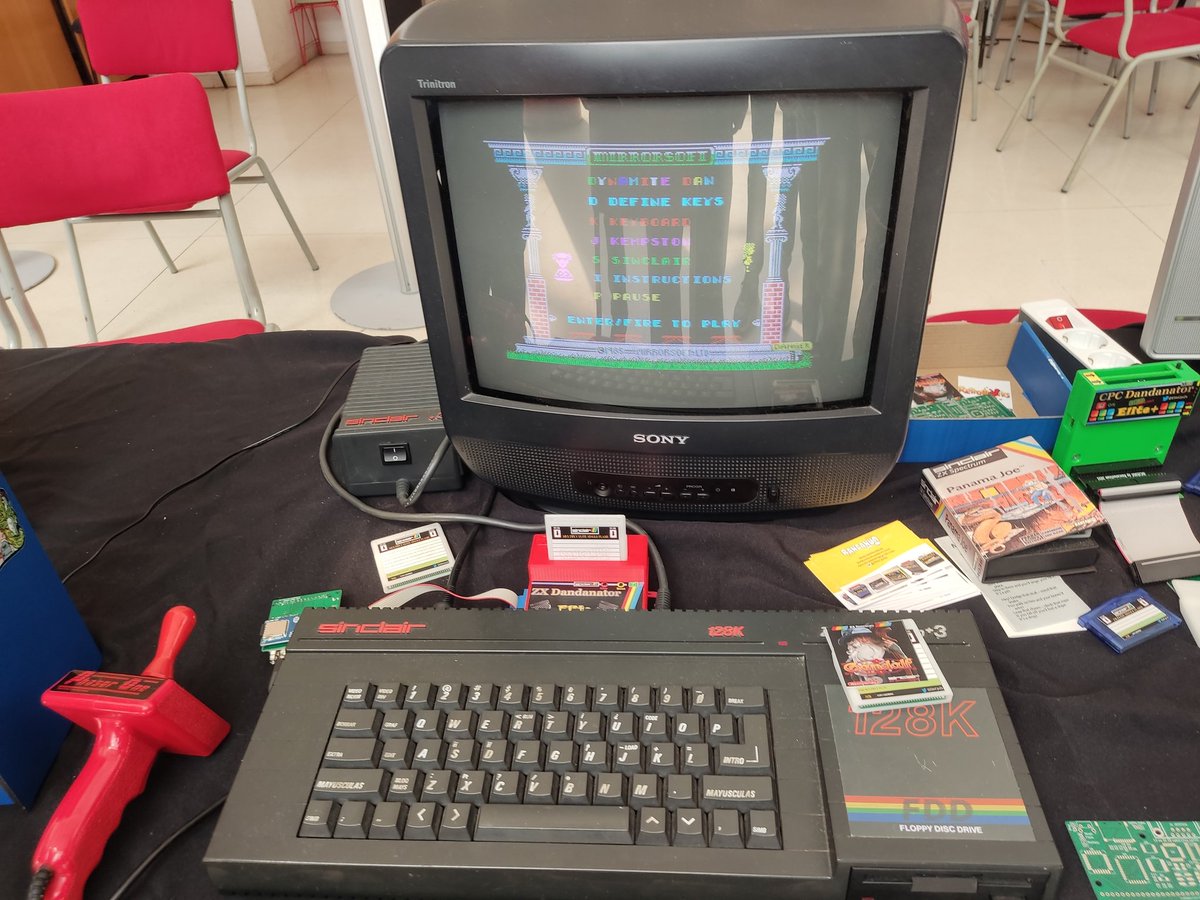 shaggysoftgames's tweet photo. A tope de cacharreo para @TuberViejuner #consolasretro #pcsretro #amiga #comodore #spectrum #atari https://t.co/K0tyANqn7P