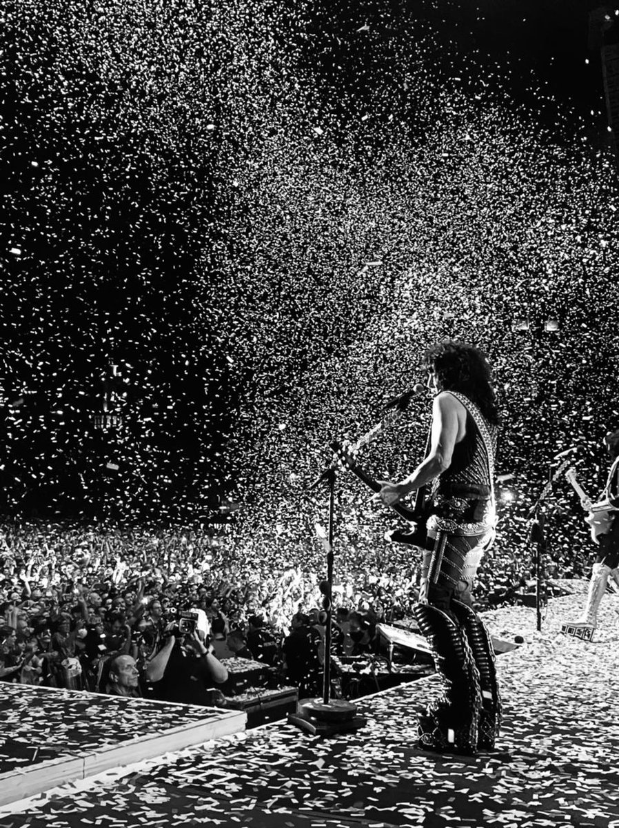 PaulStanleyLive's tweet photo. Beacon Theater, NY March 21,1975- 2,894 People.
Campo Agentino de Polo Stadium, BA  April 23,2022- 60,000 People.
Some things do change but, Dare I say it?? Yes, I do... The song remains the same. https://t.co/T0kaj5nNtc