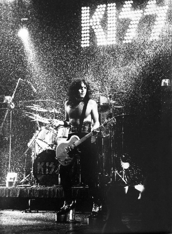 PaulStanleyLive's tweet photo. Beacon Theater, NY March 21,1975- 2,894 People.
Campo Agentino de Polo Stadium, BA  April 23,2022- 60,000 People.
Some things do change but, Dare I say it?? Yes, I do... The song remains the same. https://t.co/T0kaj5nNtc