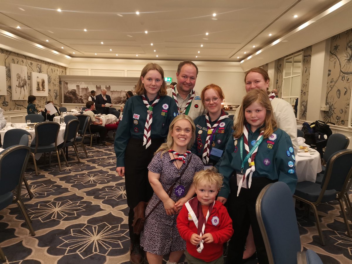 thubbardt's tweet photo. Amazing day at Windsor with my fabulous family, supporting my eldest who could finally celebrate her Chief Scouts Commendation for Meritous Conduct.
#CumbriaScouts #StGeorgesDay2022 #ScoutsDayOfCelebration #kentdalescouts @QES_KL @CumbriaScouts https://t.co/s5487gqQaR