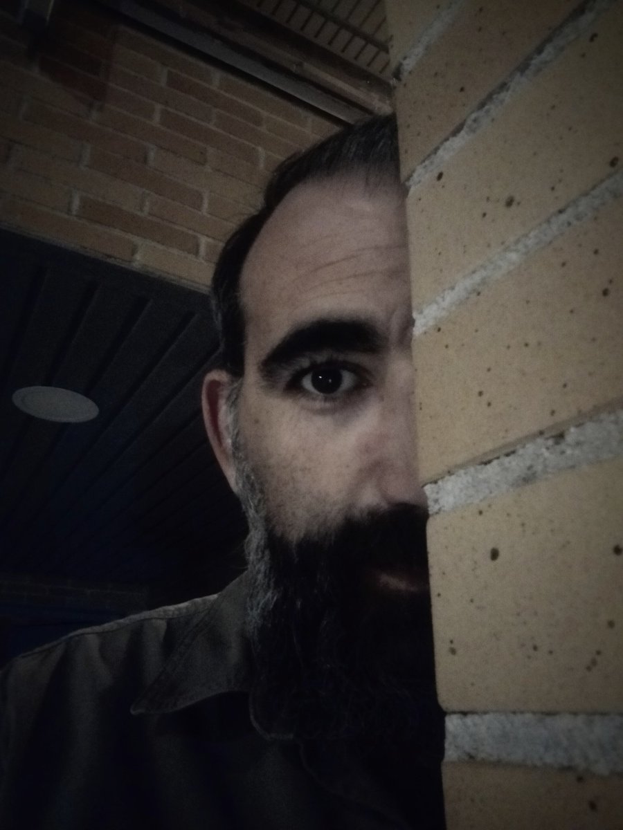 Unas de las cosas que más me sorprenden aquí es la cantidad de gente que da las buenas noches y los buenos días ajajajajajaj pues naaa buenas noches #absurdeces #nuevoentwitter