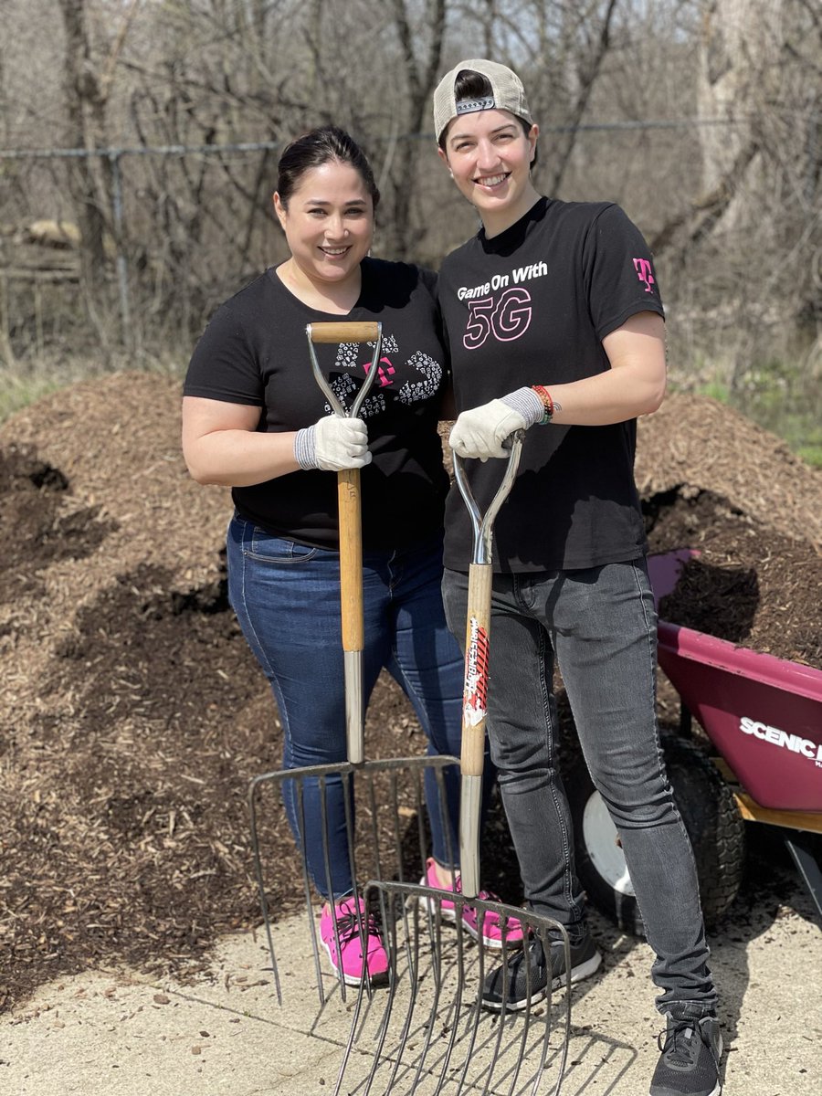 mobile_mile's tweet photo. A few more photos from Earth day the Signature way 😁🌎🌍🌏 So thankful we had this opportunity to help out and volunteer here! #EarthDay #cleantheearth #EarthDay2022 #TMobile #Chicago https://t.co/yvX5SDh3Tk