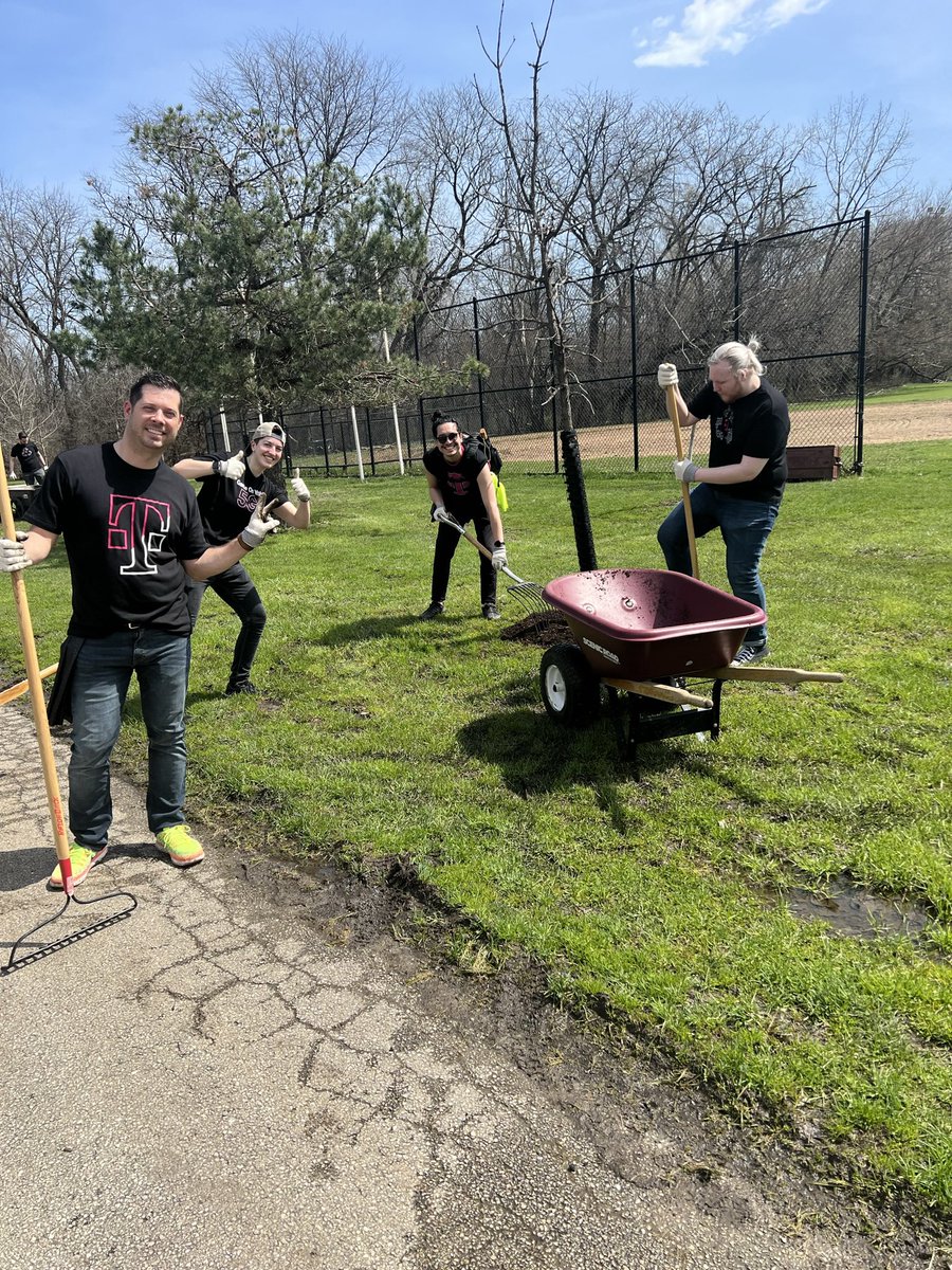 mobile_mile's tweet photo. A few more photos from Earth day the Signature way 😁🌎🌍🌏 So thankful we had this opportunity to help out and volunteer here! #EarthDay #cleantheearth #EarthDay2022 #TMobile #Chicago https://t.co/yvX5SDh3Tk