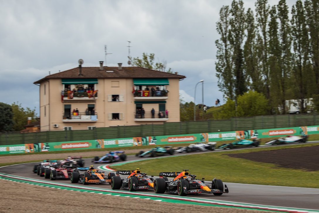 F1Tornello's tweet photo. Quién no pagaría por estar en uno de esos balcones viendo el #EmiliaRomagnaGP ? Qué envidia 😜

Foto de @wtf1official https://t.co/5IWl22UZah