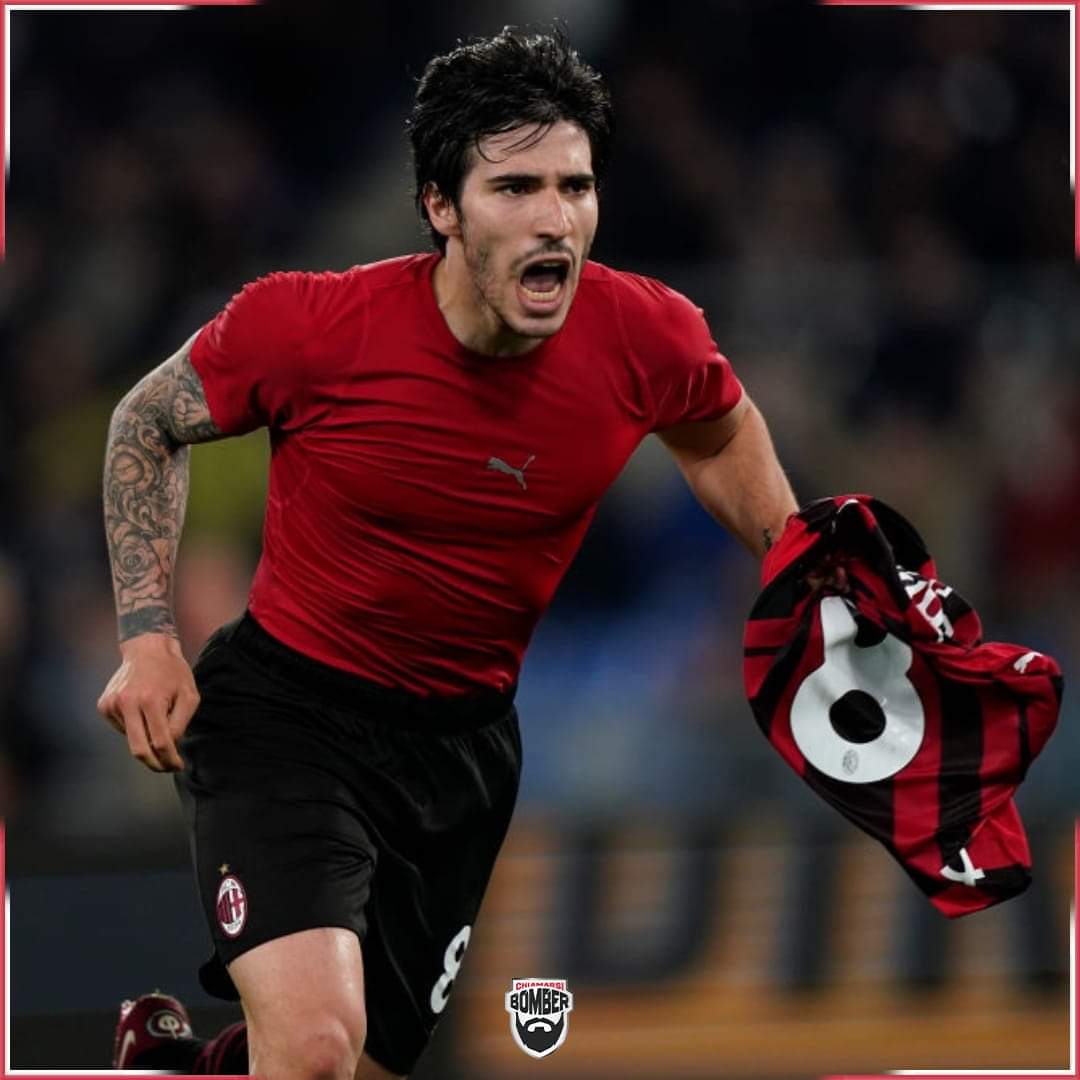 ChiamarsiBomber's tweet photo. Un gol così importante, nella stagione del tuo rilancio dopo tante critiche, con la squadra del cuore e stringendo la numero 8 del proprio idolo.
Quest'anno Sandro #Tonali non se lo scorda. #LazioMilan https://t.co/LCakBKxOet