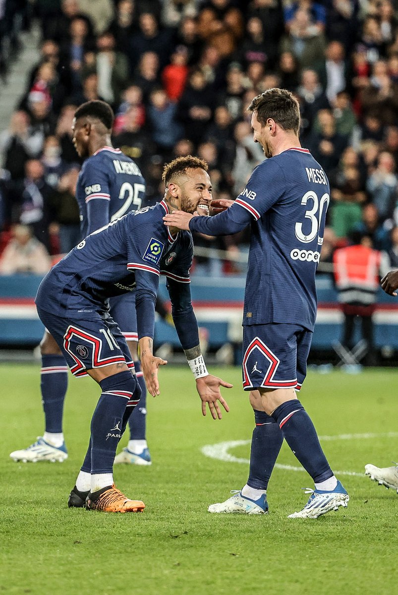 Como mira Ney a Leo ❤️