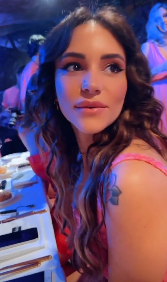 ____M_A_N_U____'s tweet photo. Il man è delia che vogliono jess e le sister al loro tavolo 💙 #jelia #jessylibera #jessvip https://t.co/8cOTTZHFcF