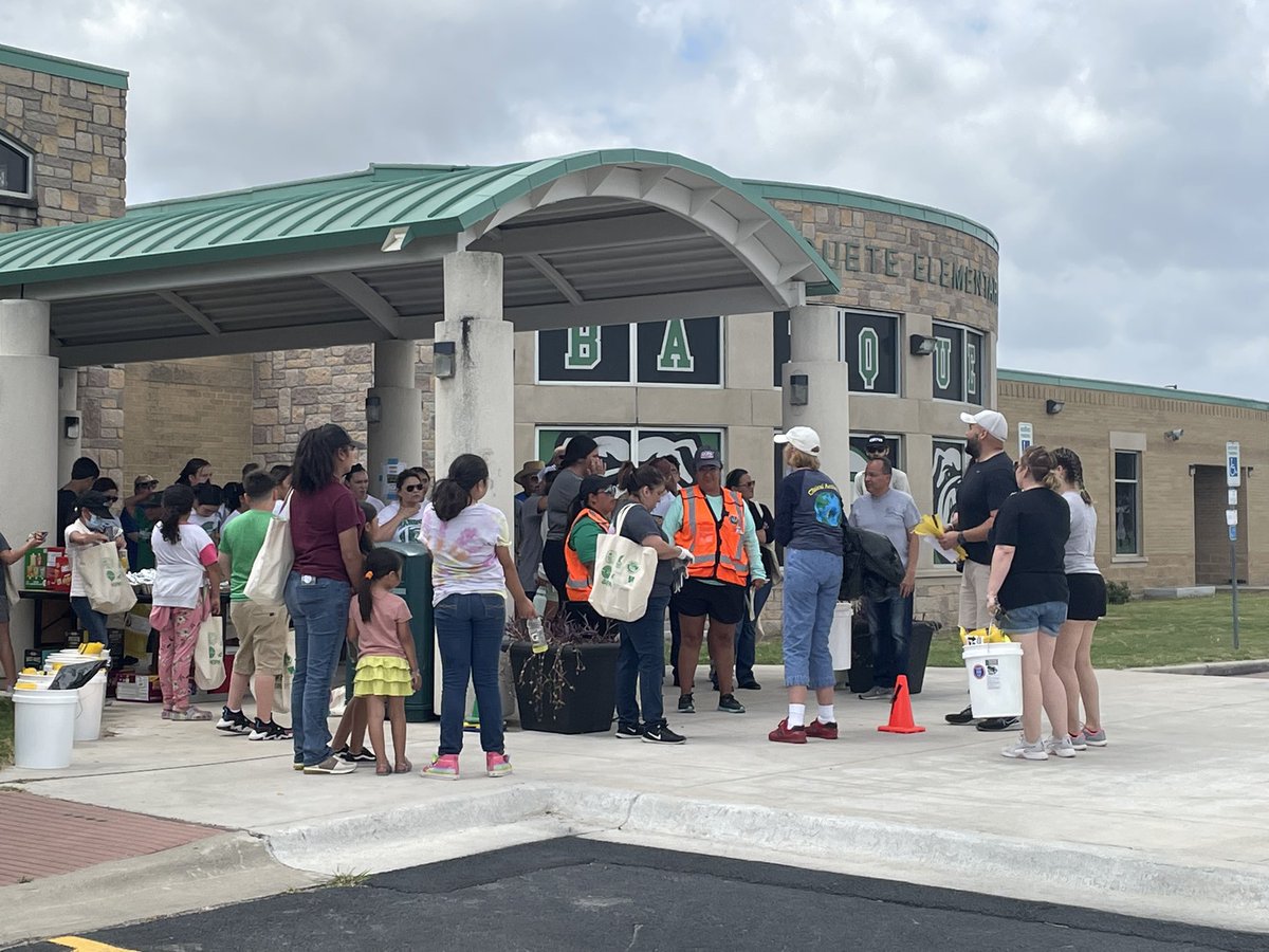 Stacy_gjohnson's tweet photo. We had a great day Beautifying Banquete. Thank you to everyone that came out to help! @BanqueteISD #150yearsofexceedingexcellence https://t.co/hCeW4PNwvv