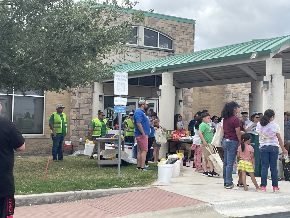 Stacy_gjohnson's tweet photo. We had a great day Beautifying Banquete. Thank you to everyone that came out to help! @BanqueteISD #150yearsofexceedingexcellence https://t.co/hCeW4PNwvv