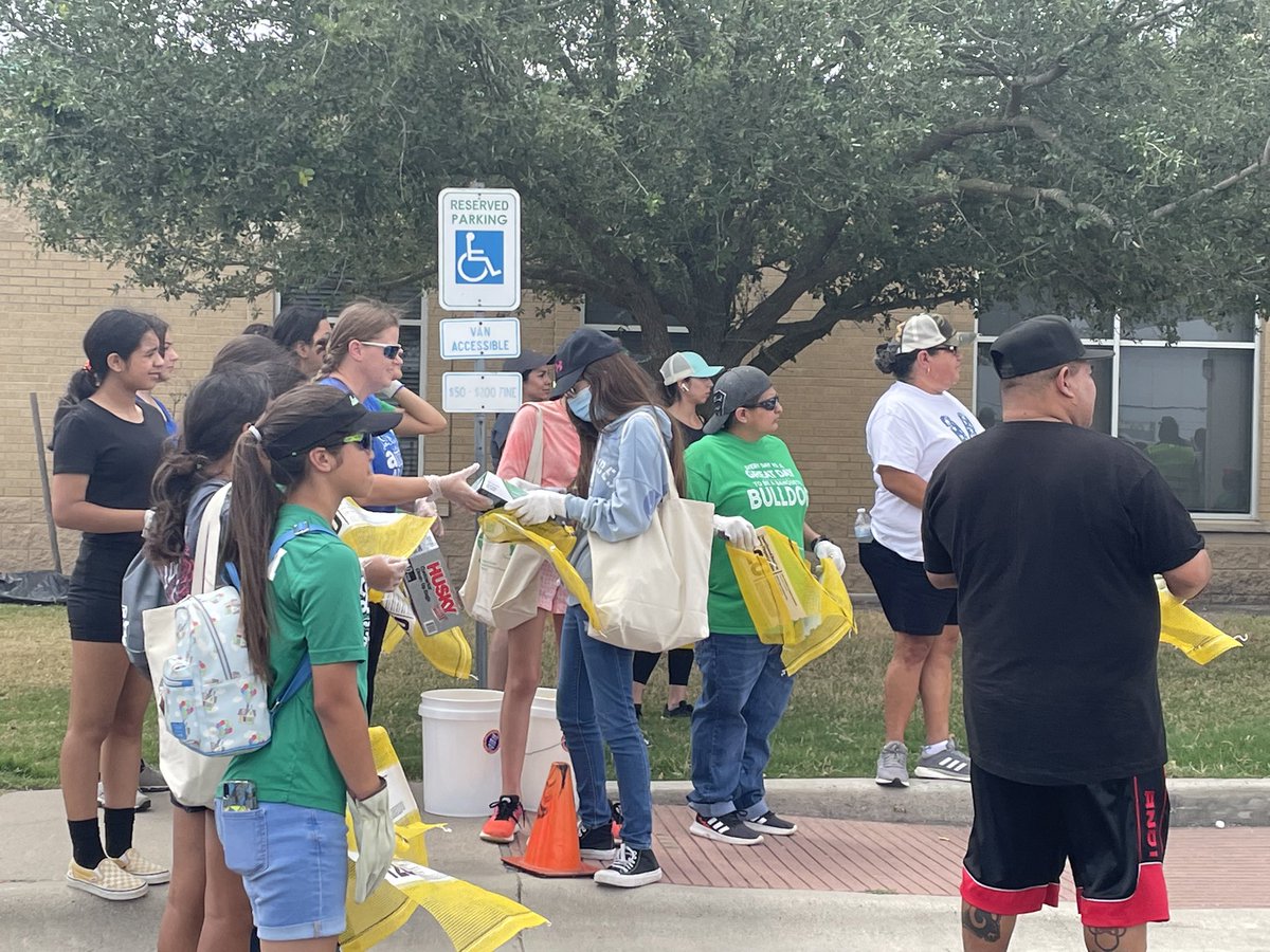 Stacy_gjohnson's tweet photo. We had a great day Beautifying Banquete. Thank you to everyone that came out to help! @BanqueteISD #150yearsofexceedingexcellence https://t.co/hCeW4PNwvv