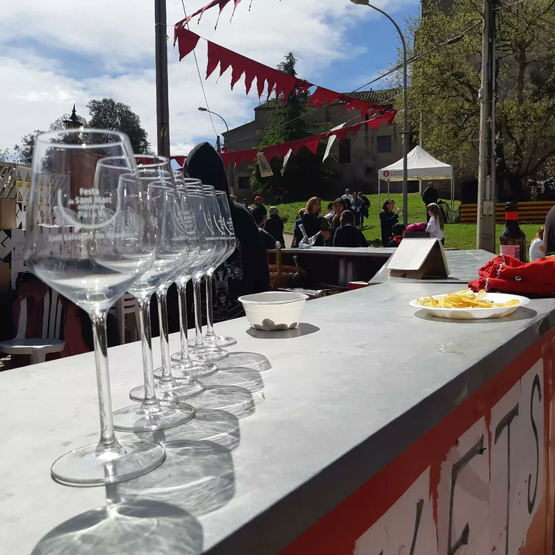 allobet4's tweet photo. Matí i tarda #FiradeSantMarc🍷🥖 #Panellet #Cultura #Tradició #SSG #Bages #MaxiRules #MaxiFacts🐶 https://t.co/mV1hO3f80x