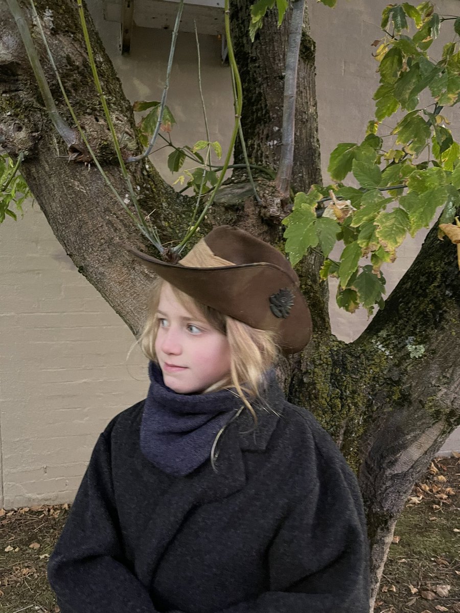 Dannii__TB's tweet photo. We took the kids to the dawn service this morning to pay our respect.
LittleMiss was very proud to be wearing her great, great uncles 80yo slouch hat #ratsoftobruk
#AnzacDay2022 #WeWillRememberThem https://t.co/CCvoGmGslB