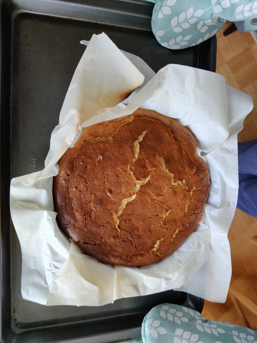 prachinikam's tweet photo. #bakingexperiments #burntbasquecheesecake https://t.co/HqRiXlDZgr