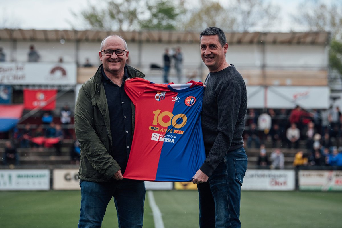 UEO1921's tweet photo. 👏👕
En la prèvia del partit d'avui ens han acompanyat els patrocinadors #Spinreact, de l'Escola de Futbol de la Fundació UE Olot, i #AscensorsSerra, del @UEOplanter.
🤗 Agraïts per la vostra contribució en aquest projecte!
#LesNostresEmpreses #Seguim100delOlot #OlotVilassar https://t.co/LCQKtIvKCX