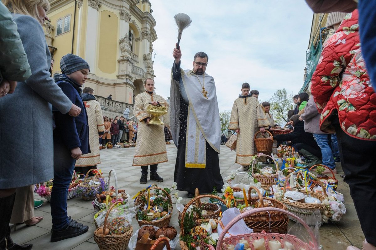 thehill's tweet photo. Ukrainians celebrate Orthodox Easter as war rages https://t.co/vDSgwVOein https://t.co/jOwQ0nSfEa