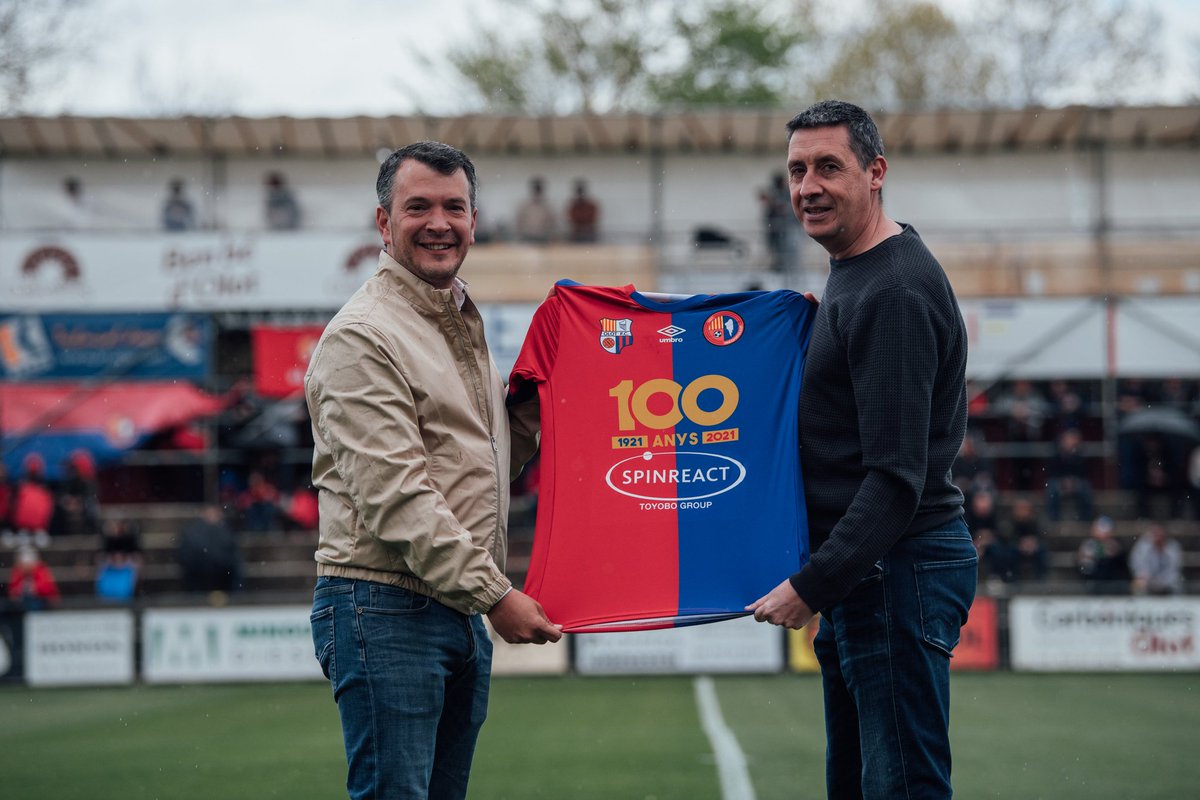 UEO1921's tweet photo. 👏👕
En la prèvia del partit d'avui ens han acompanyat els patrocinadors #Spinreact, de l'Escola de Futbol de la Fundació UE Olot, i #AscensorsSerra, del @UEOplanter.
🤗 Agraïts per la vostra contribució en aquest projecte!
#LesNostresEmpreses #Seguim100delOlot #OlotVilassar https://t.co/LCQKtIvKCX