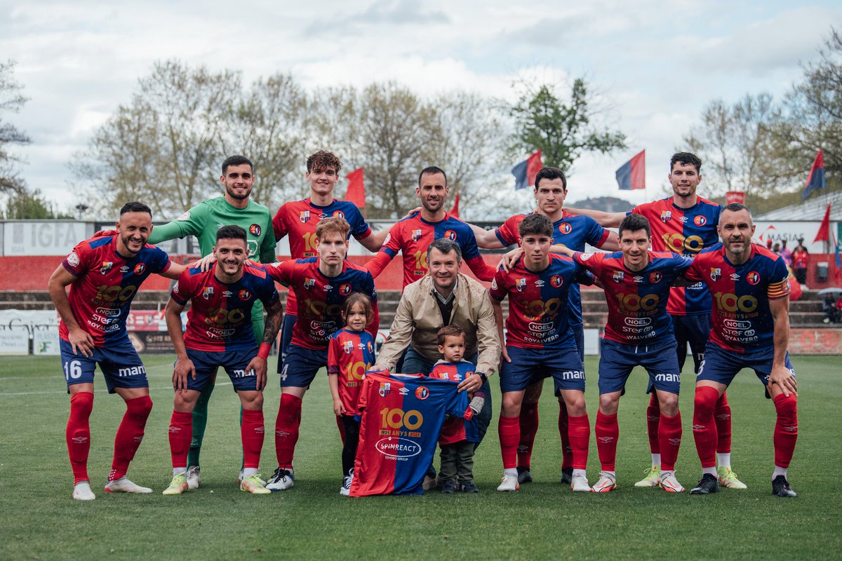 UEO1921's tweet photo. 👏👕
En la prèvia del partit d'avui ens han acompanyat els patrocinadors #Spinreact, de l'Escola de Futbol de la Fundació UE Olot, i #AscensorsSerra, del @UEOplanter.
🤗 Agraïts per la vostra contribució en aquest projecte!
#LesNostresEmpreses #Seguim100delOlot #OlotVilassar https://t.co/LCQKtIvKCX