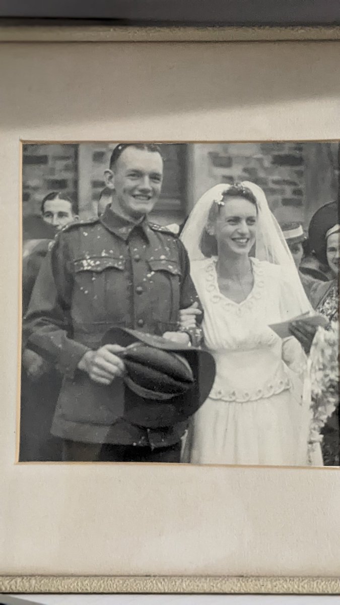 starling_nathan's tweet photo. This photo is of my Grandparents, married in the two weeks leave after fighting in Tobruk, then he shipped out to New Guinea.
Couldn't tell from their smiles.
#courage
#LestWeForget
#ratsoftobruk
#2nd48th https://t.co/A5aiRxigGN
